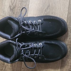 Men's like new black Lugz.